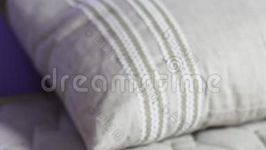 一个亚麻柔软的枕头与设计师刺绣躺在床上环保材料